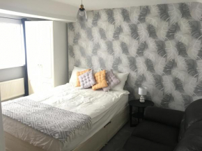 1st Floor Cosy 2 bed Flat central
